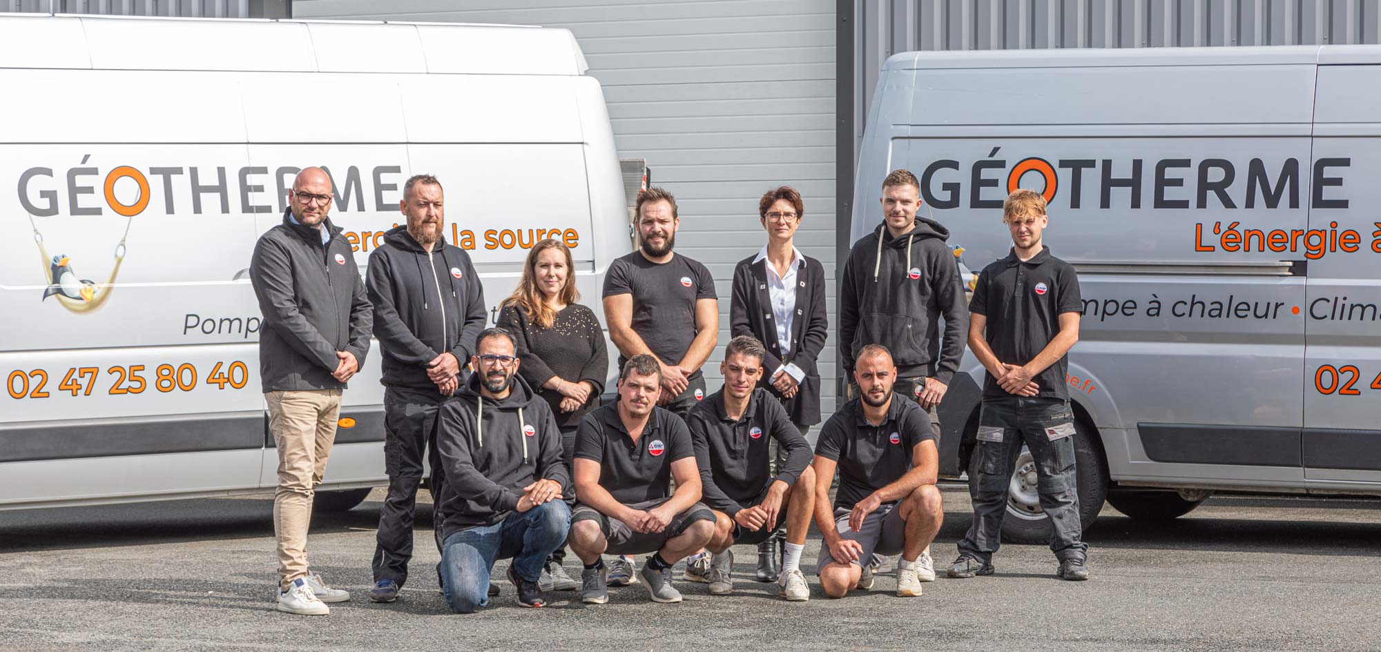 Équipe de Géotherme devant leur camion d'intervention