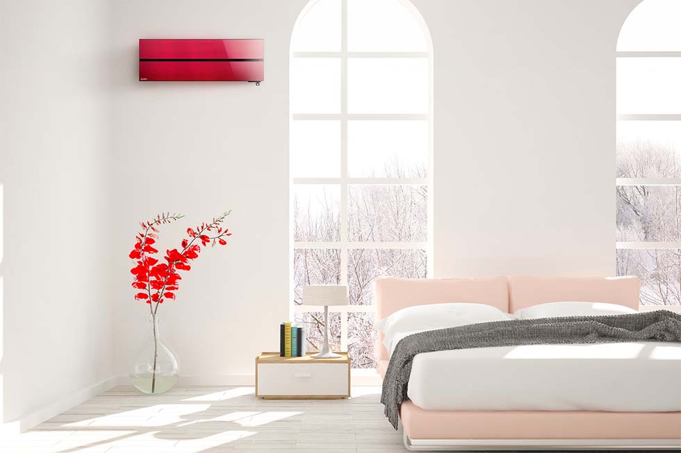 Chambre à couché blanche avec de grandes fenêtres et un bloc à chaleur en rouge sur le mur