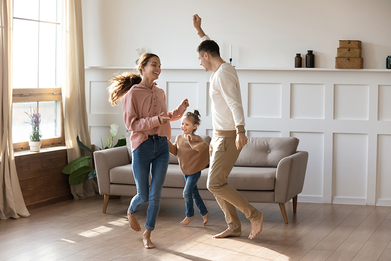 Une famille danse sur un plancher