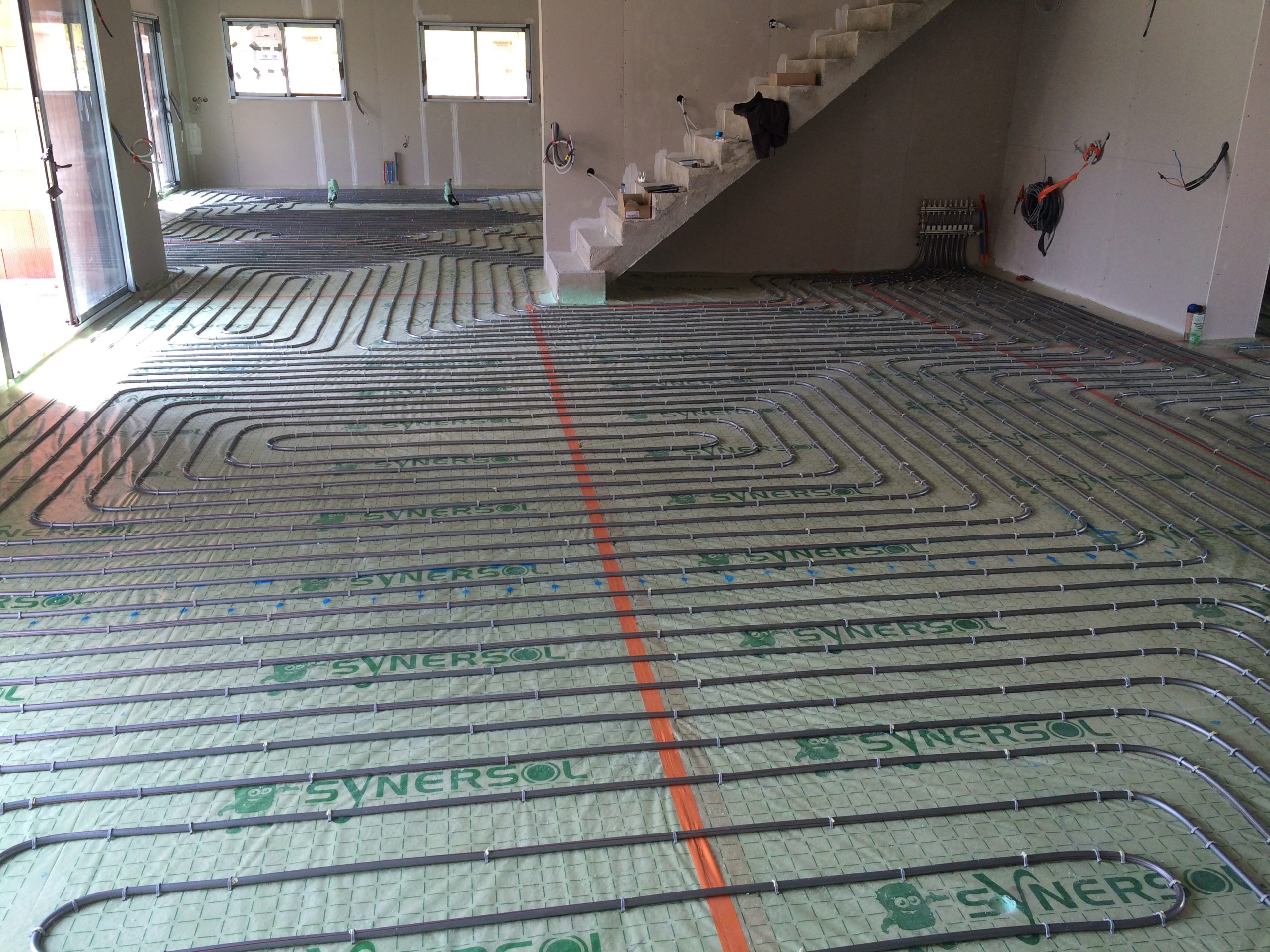 Sol avec tuyaux pour le plancher chauffant